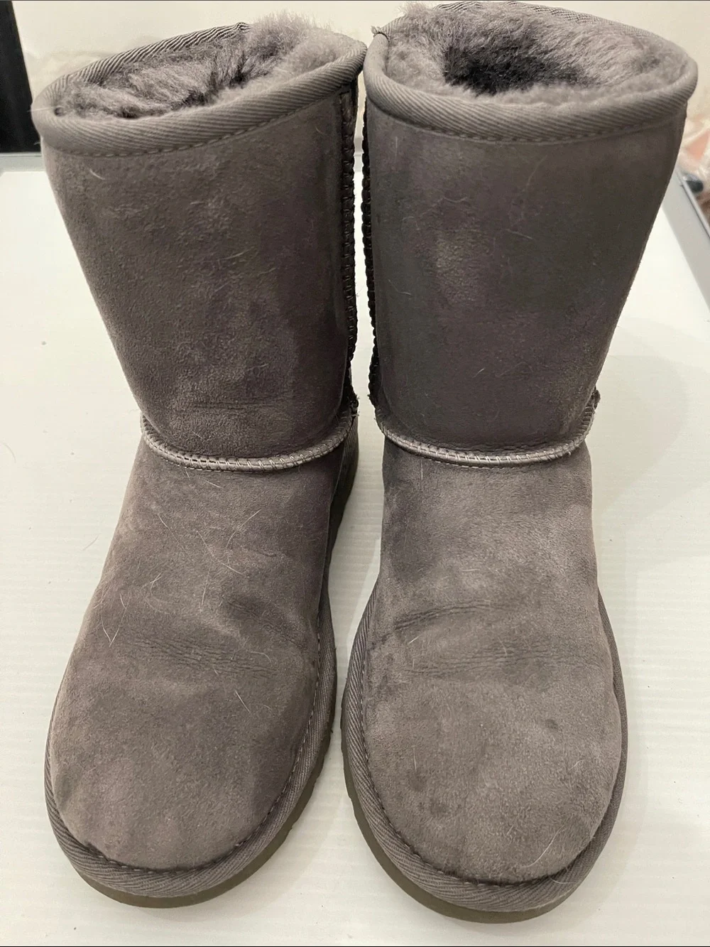UGG WINTER CLASSIC SHORT II BOOTS BOYS-GIRLS SIZE 4
